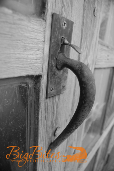 rusted-handle-b-and-w